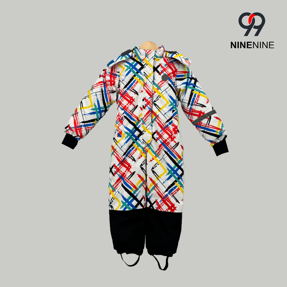 Traje de esquí infantil vibrante con diseño de pinceladas