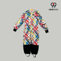 Traje de esquí infantil vibrante con diseño de pinceladas