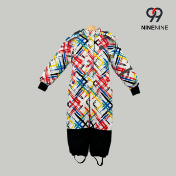 Traje de esquí infantil vibrante con diseño de pinceladas