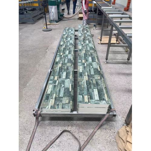 ダークグリーンとライトグリーンの不規則な石レンガ模様の金属彫刻ボード