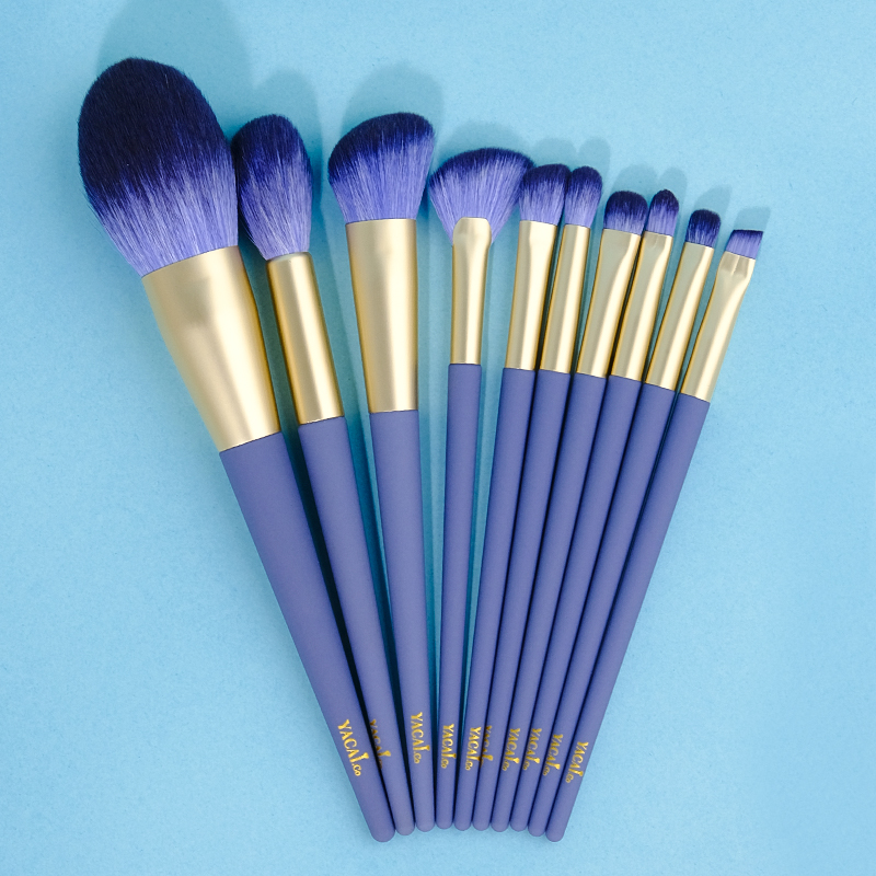 2 cosmetic brushes