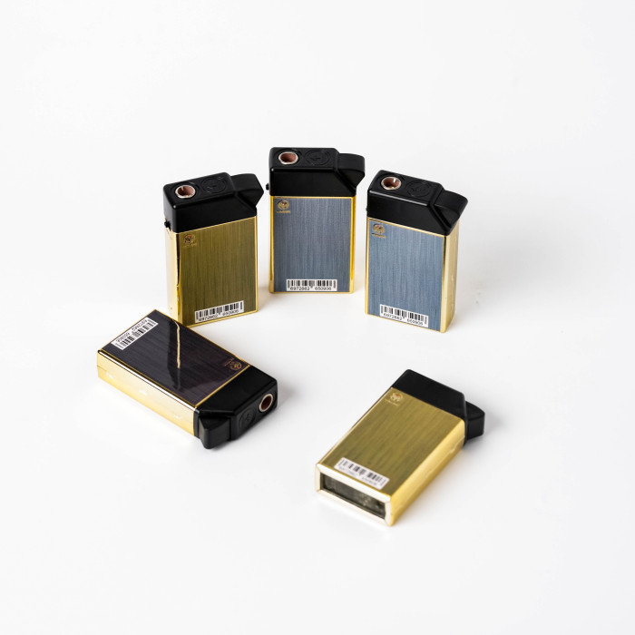 Isqueiro eletrônico minimalista com textura escovada de metal com bordas douradas
