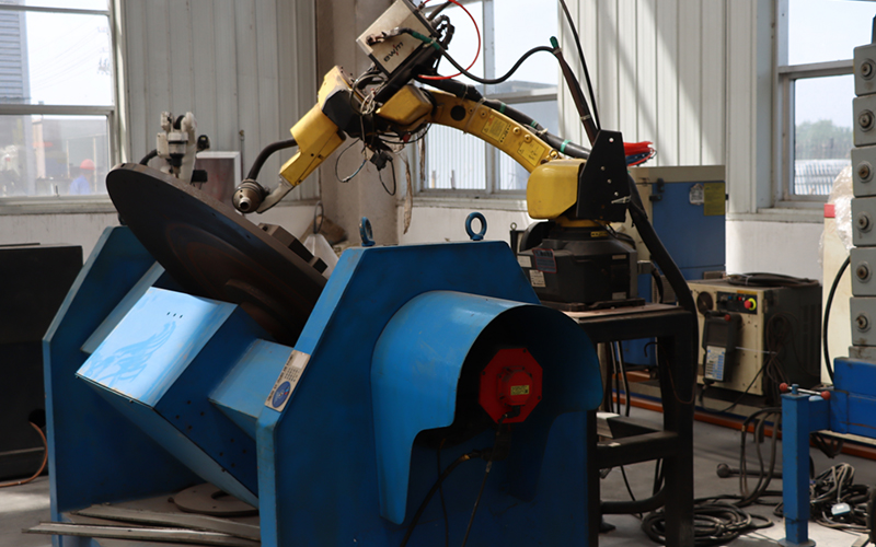 Automatic welding workstation for robot in structure2-1