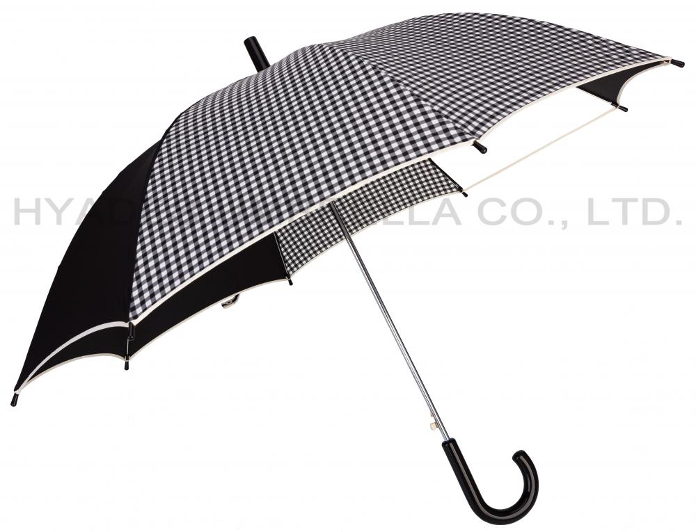 Jungen sehen durch Auto Open Kids Umbrella