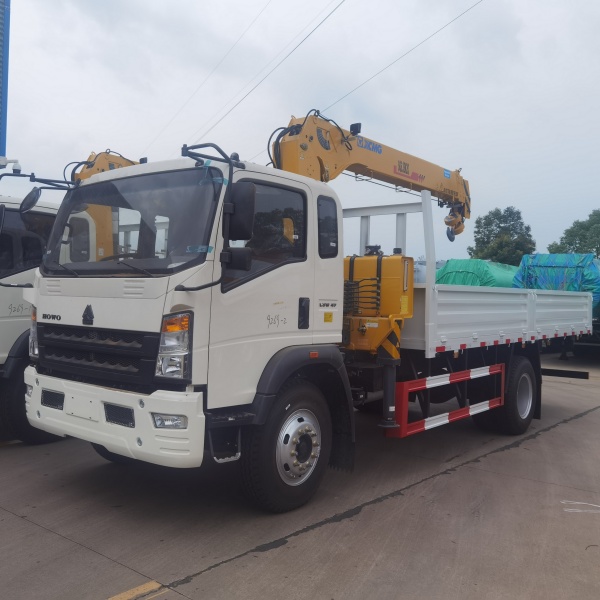 HOWO crane transport truck with crane and box