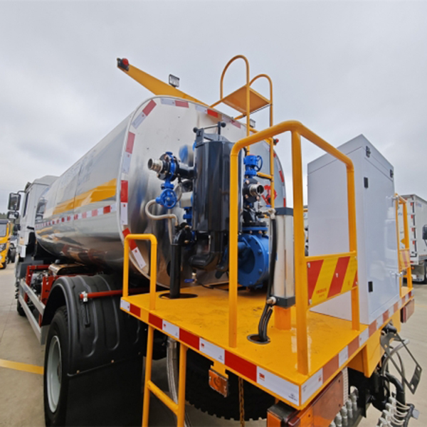 Professional Shacman 4x2 8cbm Asphalt Distributor for Highway Preservation