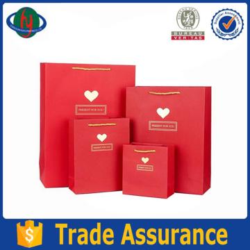 Hari Valentine Putih dan beg hadiah merah