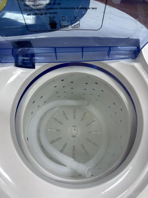 Two-barrel small semi-automatic washing machine