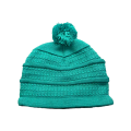 Gorro con pompón de punto trenzado verde azulado