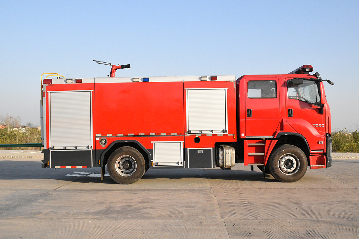 ISUZU GIGA 6000L water foam fire truck