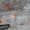 Ultra-high pressure airborne splitter for splitting stone