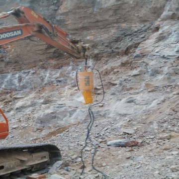 Ultra-high pressure airborne splitter for splitting stone