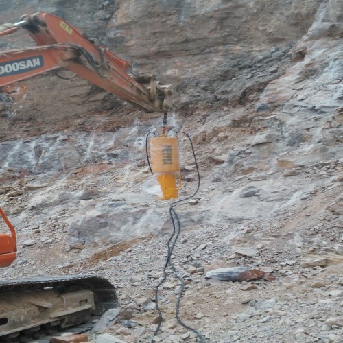 Ultra-high pressure airborne splitter for splitting stone