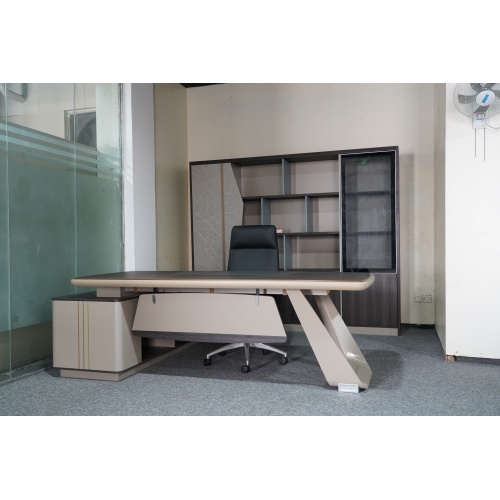 Mesa executiva moderna com armário lateral