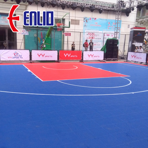 Azulejos de baloncesto al aire libre que entrelazan el piso deportivo