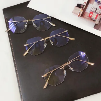 Ultra Lightweight Frameless Cut Edge Myopia Glasses for Women: Fashionable and Stylish Optics