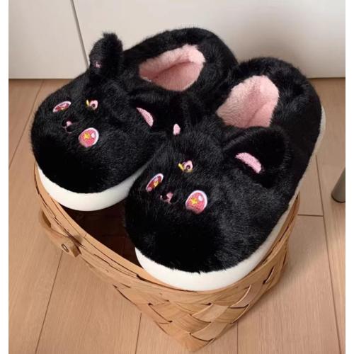 Pequenos chinelos de pelúcia de gato preto