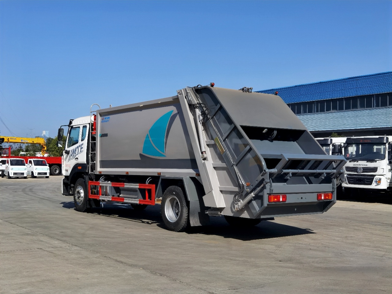 Modern Swing Arm Garbage Truck for Urban Waste