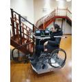 Plate-forme de levage en fauteuil roulant incliné