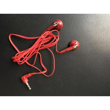 Auriculares de aviación de letras rojas pintadas con aerosol plateado