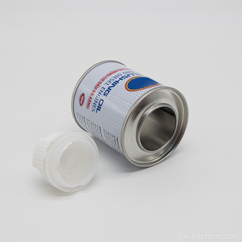 Празна лимена канта со додаток за гориво