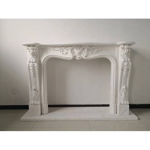 大理石の彫刻されたフランス風の暖炉のマントル