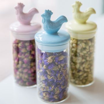 Thực phẩm chai lọ thủy tinh với gốm Cap