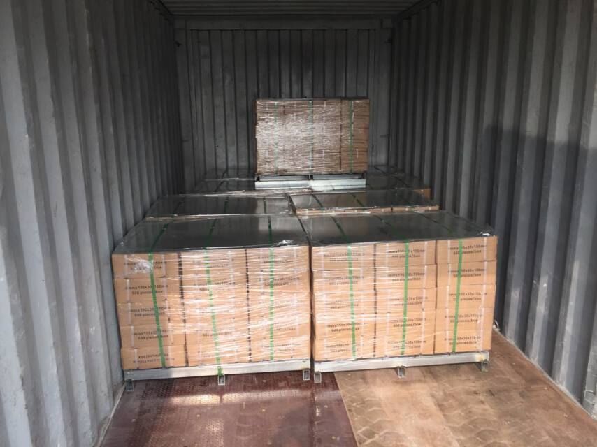 Caricamento del contenitore delle graffette di zolle loading container of sod staples