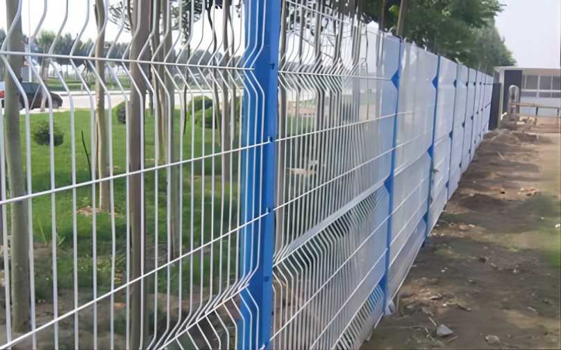 Mental wire mesh fence