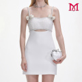 Elegante vestido blanco con tirantes y perlas para mujer