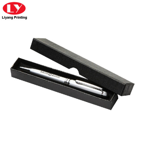 Boîte à stylo couleur noire avec couvercle coupé