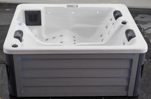 Freestanding outdoor acrylic hot tub spa