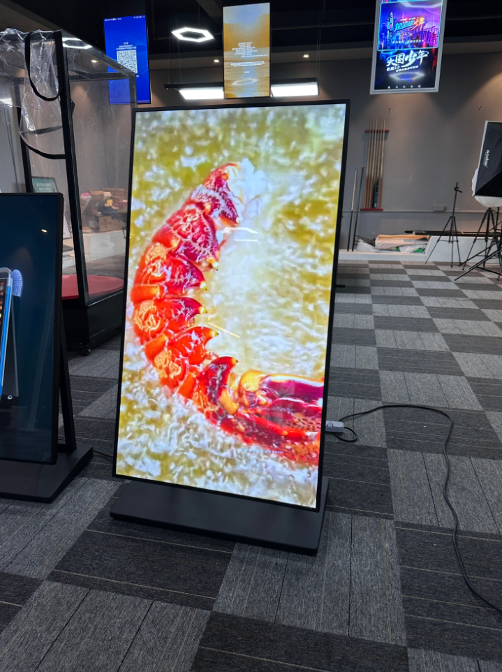 Optimize edilmiş müşteri görüntüleme deneyimi için ayarlanabilir eğim açısı mekanizması