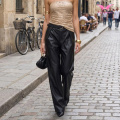 Glatte, gerade Hose aus PU