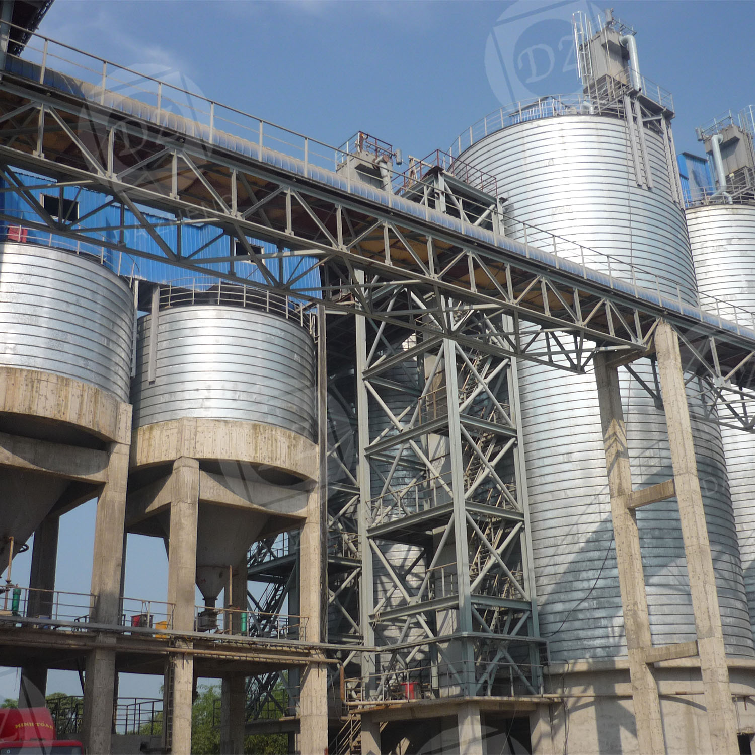 Galvanized steel silo for dry mortar