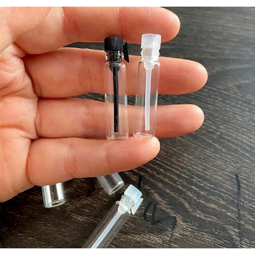 Piccola bottiglia di profumo 2ml