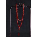 collar de cuentas rojas