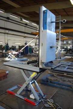 Fixed tilt lift table