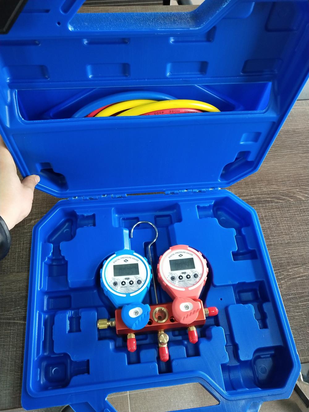 Digital manifold gauge set