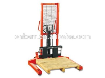 Specially designed straddle leg and counterweight base MANUAL HYDRAULIC STACKERS