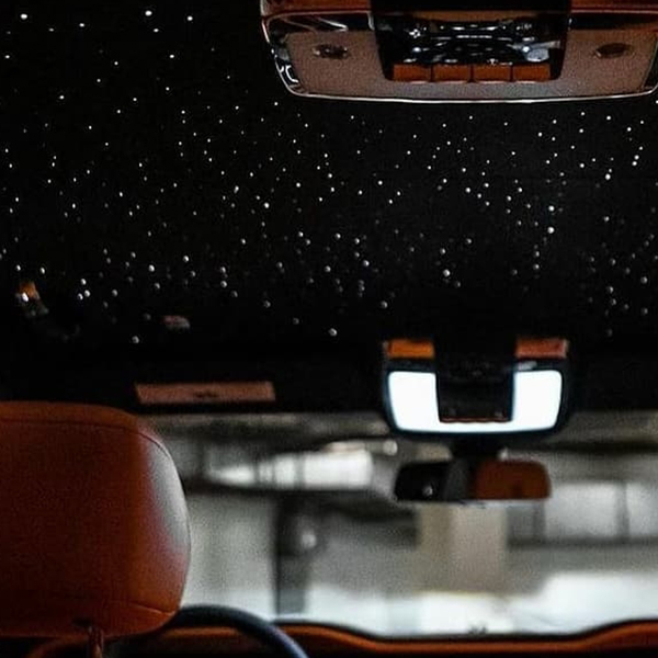 Estrellas centelleantes en el techo del coche