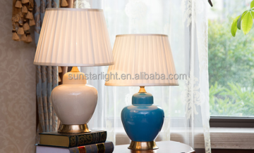 Lampu meja enamel keramik vintage dengan dasar perunggu dan warna peri kuningan