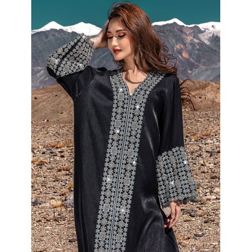 لباس عبای مشکی با جزئیات کریستال دوزی شده