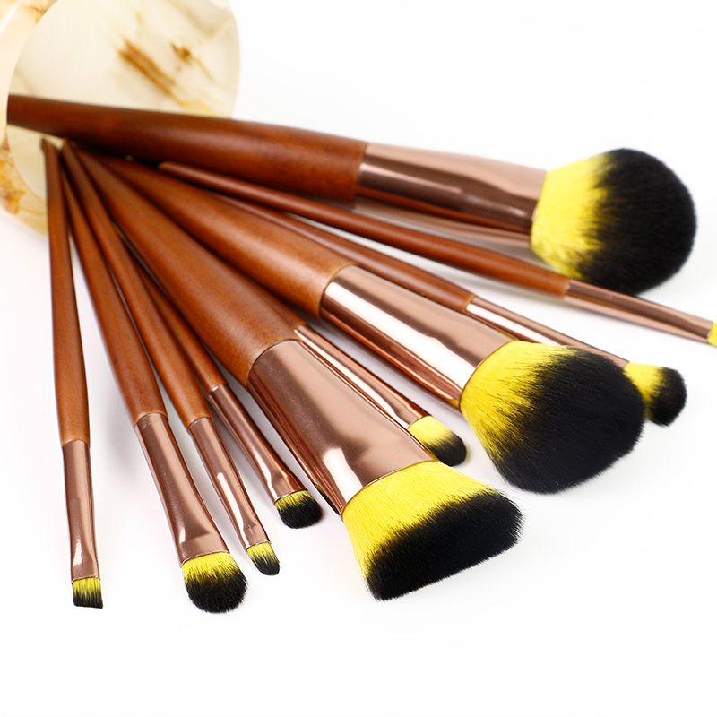 Cosmetic brush 007