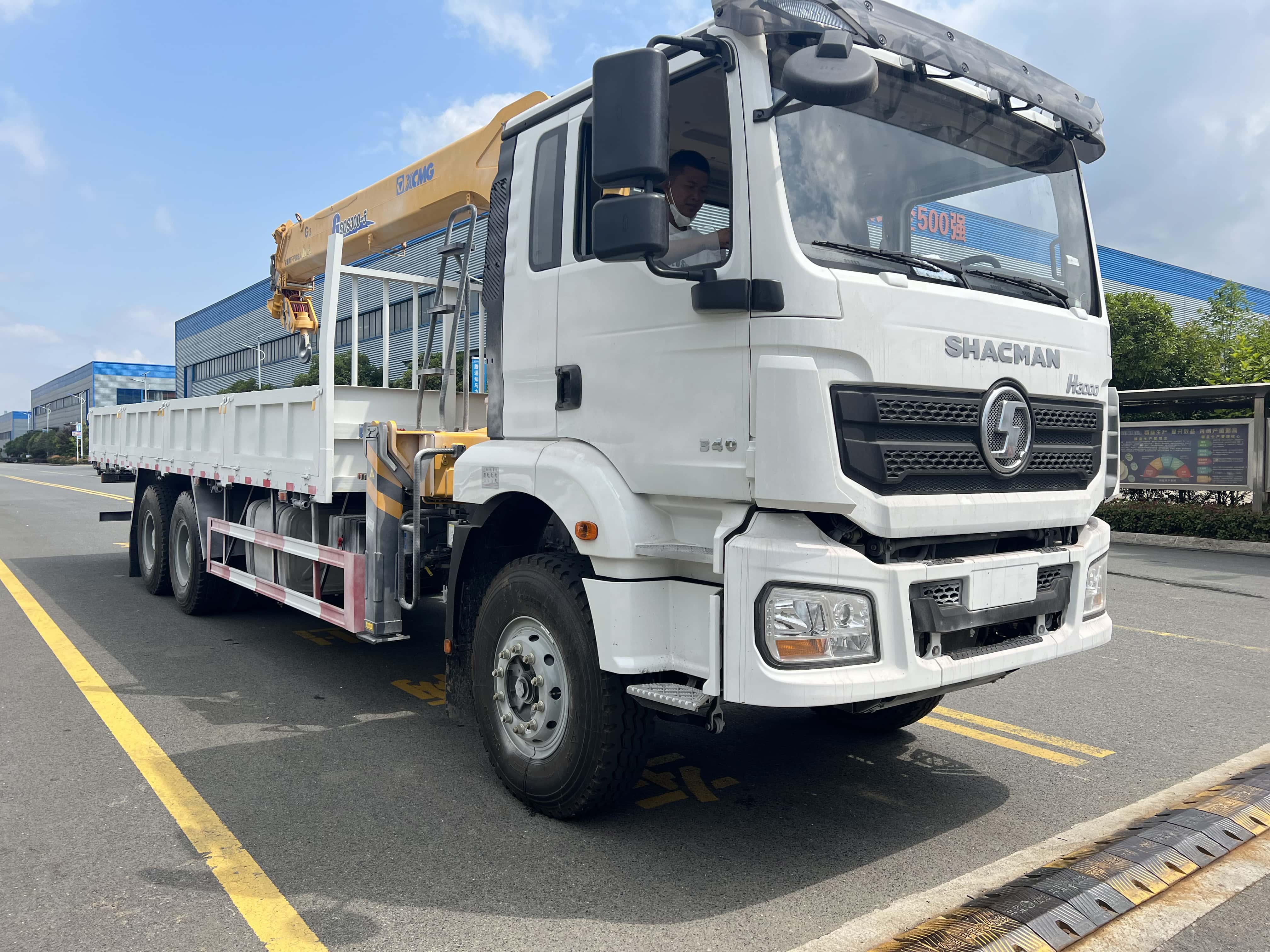 25T cargo truck mounted 12T lifting crane