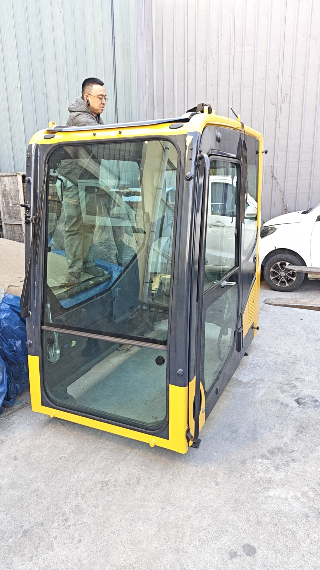 PC200 excavator closed cabin (4)