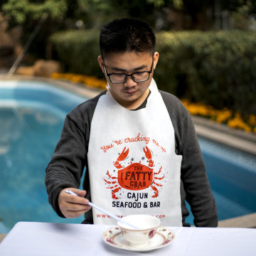 Custom OEM Waterproof Disposable Plastic Aprons and Crab Bibs for Restaurants