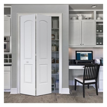 Pintu lemari bifold putih dengan panel lengkungan atas