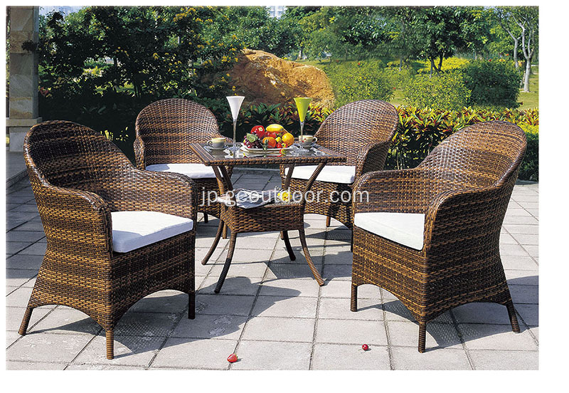 4つの椅子を備えた素晴らしい籐の庭のテーブル