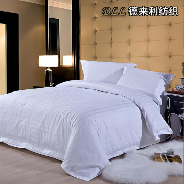 طقم أغطية سرير مخططة بيضاء مكونة من 4 قطع